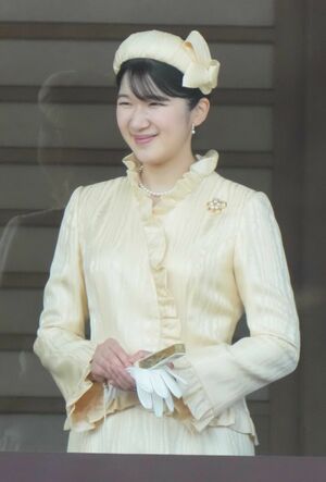 春の陽光を思わせる淡いイエローのドレスは、首元と袖口のフリルで愛らしさを演出。太めのカチューシャもアクセントに。この日は雅子さまとのリンクコーデも実現。その明るいカラーからは、天皇陛下の誕生日をお祝いするおふたりの温かなお気持ちが伝わってくる