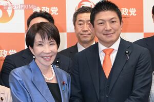 高市早苗首相と握手を交わす参政党・神谷宗幣代表