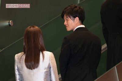 2025年10月、高市早苗内閣のひな壇撮影後に小野田紀美経済安全保障相と言葉を交わす鈴木憲和農相