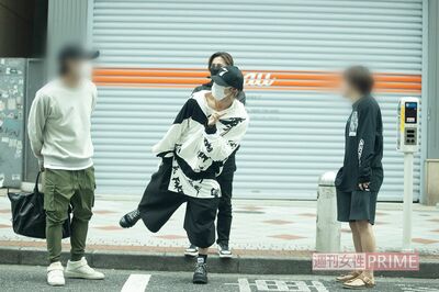 朝7時、合コンを終えて外に出てきた堂本光一と上田竜也（2022年）