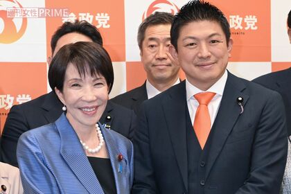高市早苗首相と握手を交わす参政党・神谷宗幣代表