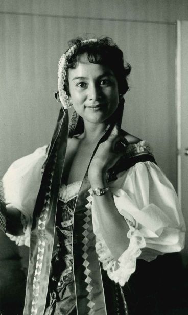 1958年、「世界早回り」で新記録をつくった直後。コペンハーゲンでもらった民族衣装を身につけて