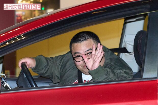 『週刊女性』の直撃取材を終えて記者に挨拶する『響』の長友光弘