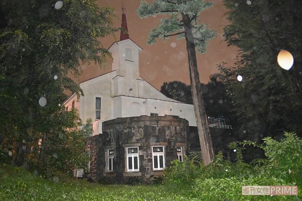 旧陸軍の将校集会所跡に立つ教会。丸い球は心霊現象で見られるオーブではなくレンズに写った水滴。こうした写り込みは心霊現象と間違えられる