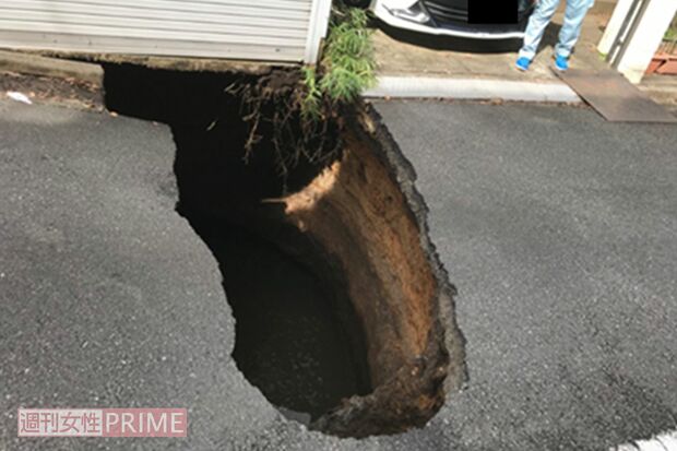 陥没した穴は地層もはっきり見える（NEXCO東日本提供）