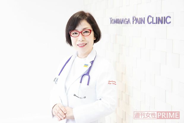 富永喜代さん。2014年、現在の場所でクリニックを開いた。1階から３階まである同院では西洋医学の診察、治療だけでなく、鍼灸やフィットネスなど総合的に受けられる。　写真／北村史成