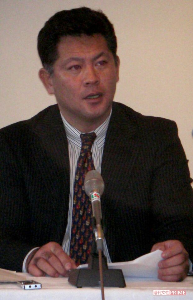 記者会見をする姫井由美子元参院議員の不倫相手だった横田育弓生容疑者（2008年1月／産経新聞）