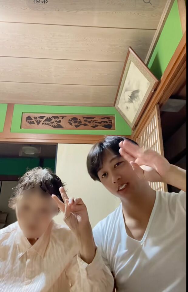 祖母とTikTokダンスを披露する元広島・羽月隆太郎（公式TikTokより）
