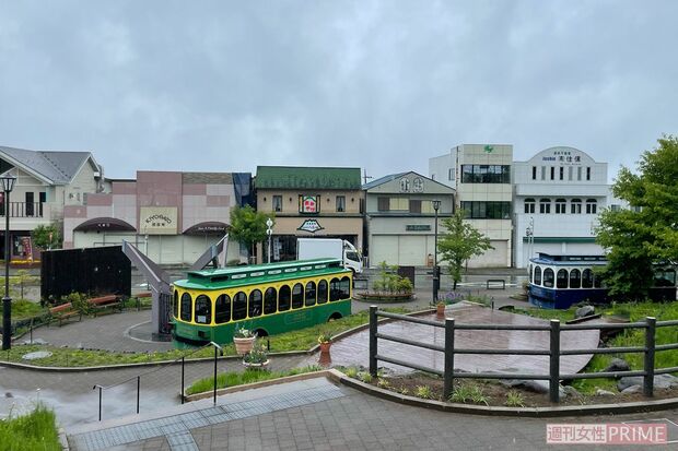 午前中のためか駅前なのにひと気がない