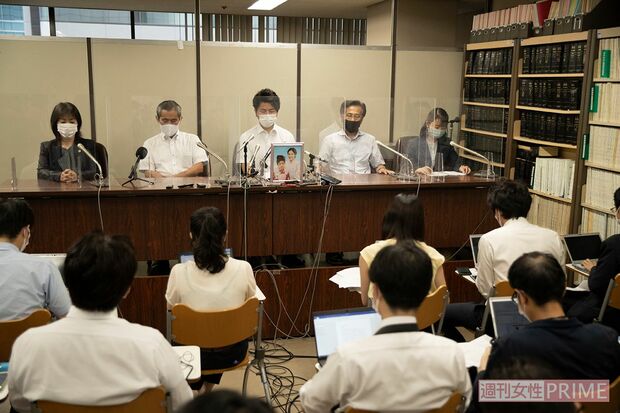 裁判後に記者会見には多くの記者が