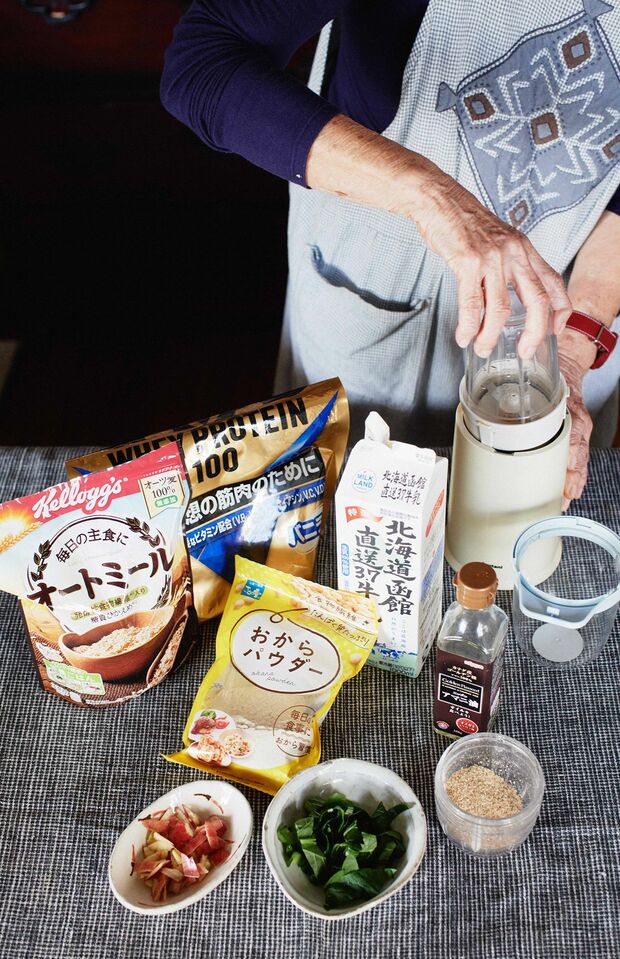 スムージーに入れるもの。全部をミキサーに入れるだけなので、あっという間にできあがり。「どんな味？」とよく聞かれるそうだが、癖もなく毎日でも飽きない味だという（写真／林ひろし）