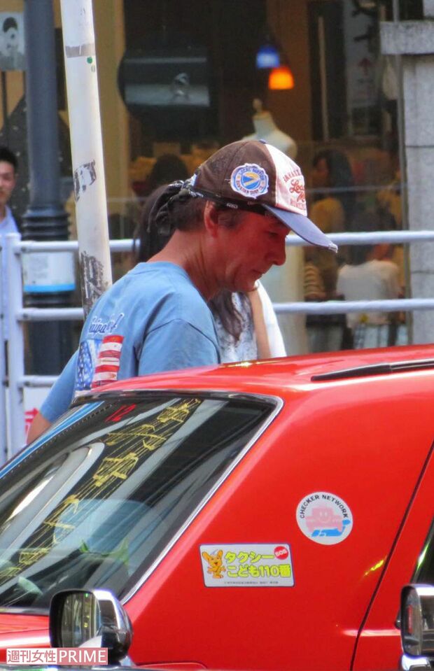 通りでタクシーを止め、颯爽と乗り込む草刈正雄（'16年）