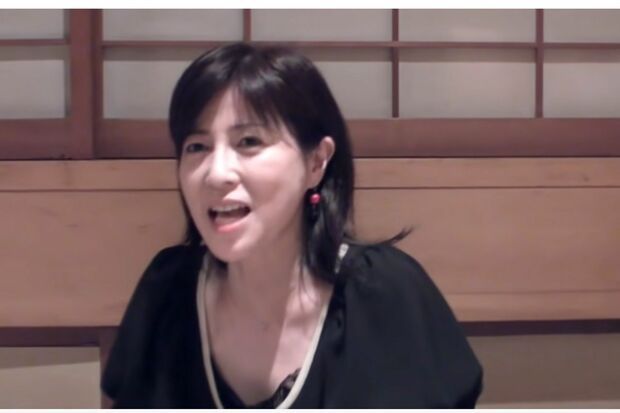 2010年に『天までとどけ』20周年記念同窓会に参加した岡江久美子さん（たかお晃市YouTubeチャンネルより）