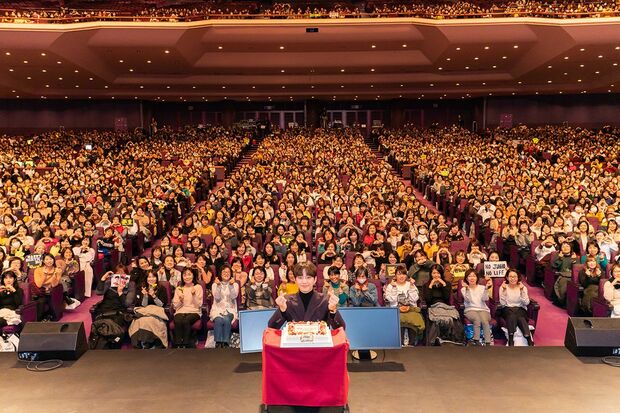 サプライズで運ばれてきたバースデーケーキを前にファンと一緒に記念撮影を