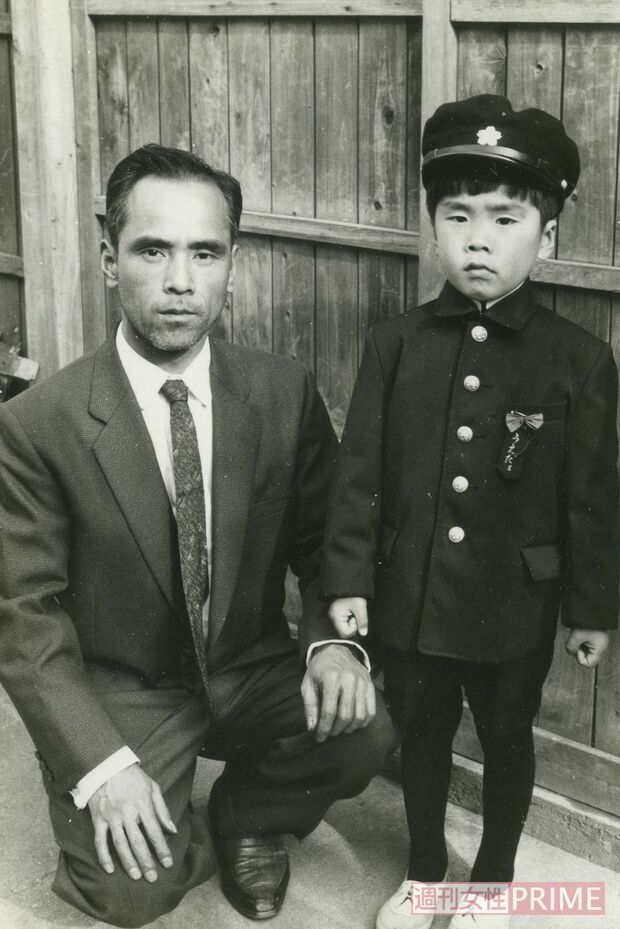 小学校の入学式で父親の親司さんと