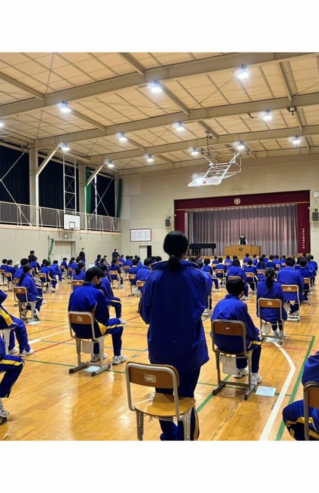 1月には母校の中学で凱旋講演。だが知名度は全国区でないため、後輩たちは「はあ？だれ？」としらけムードだったという（容疑者のSNSより）