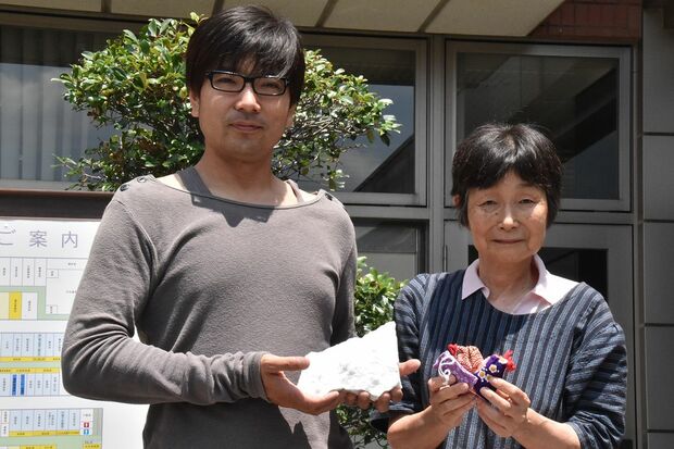 巨石をネット販売した河井さん（左）と山下さん（右）