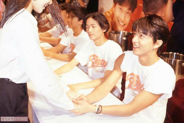 西武園遊園地で開かれたSMAPデビュー発表会で。珍しい握手会ショット（1991年9月8日）