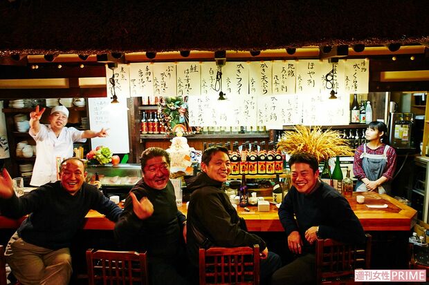 初めて訪れた居酒屋で知り合った人たち。「この笑顔にウソはないよね」と心平さん。十和田市の「正月家」にて。『酒と料理と人情と。青森編』より　撮影／寺澤太郎