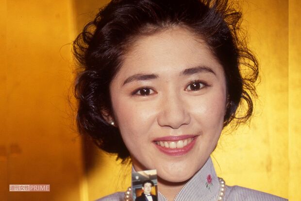 '91年の結婚報告会見で満面の笑みでお相手の写真を手にする田中好子さん
