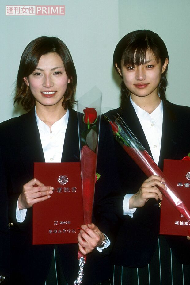 堀越高校の卒業式に出席した加藤あい(写真左)、深田恭子('01年2月)