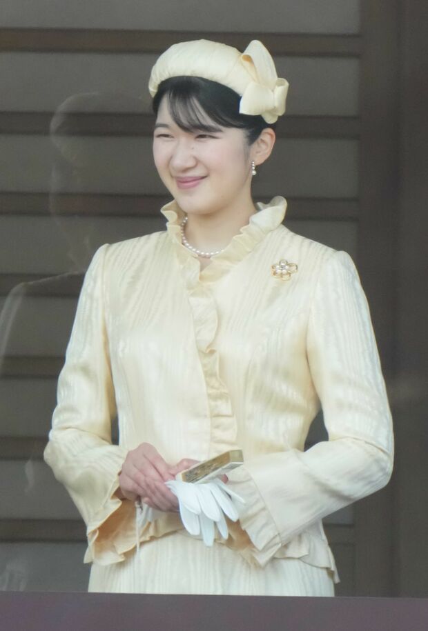 春の陽光を思わせる淡いイエローのドレスは、首元と袖口のフリルで愛らしさを演出。太めのカチューシャもアクセントに。この日は雅子さまとのリンクコーデも実現。その明るいカラーからは、天皇陛下の誕生日をお祝いするおふたりの温かなお気持ちが伝わってくる