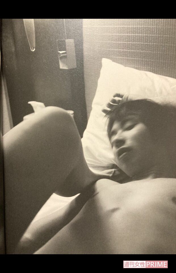 写真集には、当時の恋人・とよた真帆が撮影した壱成の裸写真も（Sさんの私物『使者 いしだ壱成写真集』より）