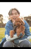 愛犬バズと一緒にキャンプ撮影でご満悦(『辰巳ゆうとセカンド写真集YUTO-LIFE』より)