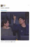 NBAの観戦中、スクリーンに映ったことに気づき照れ笑いする大谷夫妻（NBA公式Xより）