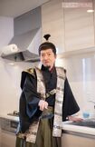 身長180cmの元木がカツラをかぶると迫力満点。実際、お迎えの際に自宅ガレージでまげを引っかける場面も