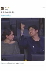 NBAの観戦中、スクリーンに映ったことに気づき照れ笑いする大谷夫妻（NBA公式Xより）