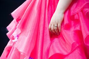 12月26日、ディナーショーを開催した華原朋美。左手には指輪が光る