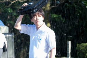 1話に律（佐藤健）が登場し、視聴者の目もハートに!?　(c)NHK