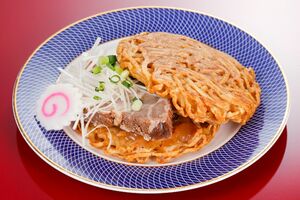 『ふるさと亭』の喜多方ラーメンバーガー　撮影／齋藤周造