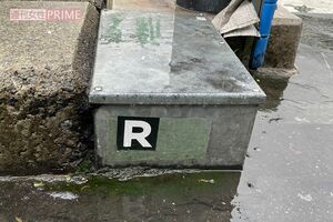 東京・新宿の街中には至る所に「R」マークのシールが貼られた