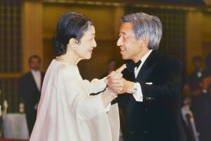 今でも「ダンス」を楽しまれている両陛下は退位後は「フラダンス」を？（'93年4月）