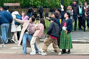 2024年4月、舞台『千と千尋の神隠し』ロンドン公演の合間、仲間たちと記念撮影してはしゃぐ橋本環奈