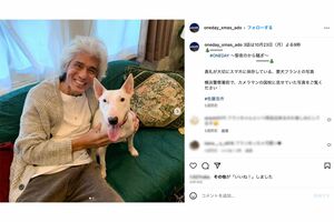 “完全純白ヘア”の佐藤浩市（ドラマ『ONEDAY』公式インスタより）