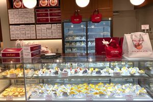 アンナミラーズ南青山店店内1階ショーケース　写真提供／井村屋グループ