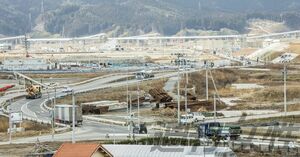  全長3キロ。ベルトコンベアを何本もリレーし、市街へ土砂が運ばていく。総工費は約120億円だという