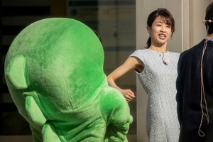 『Live News it!』でのガチャピンとの共演の合間にわちゃわちゃする加藤綾子（2020年5月）