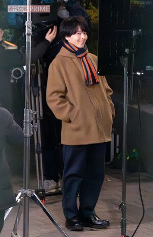 2024年4月上旬、NHKドラマ『Shrink』撮影中の中村倫也。張り込みカメラに気づいてか、変顔をしてみせた