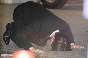 '19年6月7日、湾岸警察署前で土下座をする田口淳之介被告