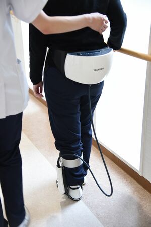 足首アシスト装置／脳卒中の片側麻痺のための足首の動きをアシスト。足底の負荷やかかとから着地する動きなど、足首に特化した動きに優れている