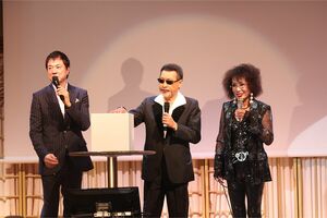 左から高知東生、桑野信義、清水節子（清水節子ディナーショーにて）