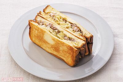 スペアリブとキャベツのビネガー煮込みのホットサンドリメイク(撮影/廣瀬靖士)
