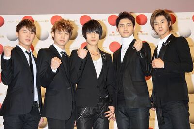 【東方神起】'08年の『NHK紅白歌合戦』の初出場者発表に出席した5人は気合のポーズを披露。'10年にメンバー3人が脱退し、2人で活動を継続