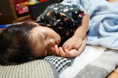 子どもによっては寝て待つ子も。各家庭の生活リズムによって異なる（画像はイメージです）