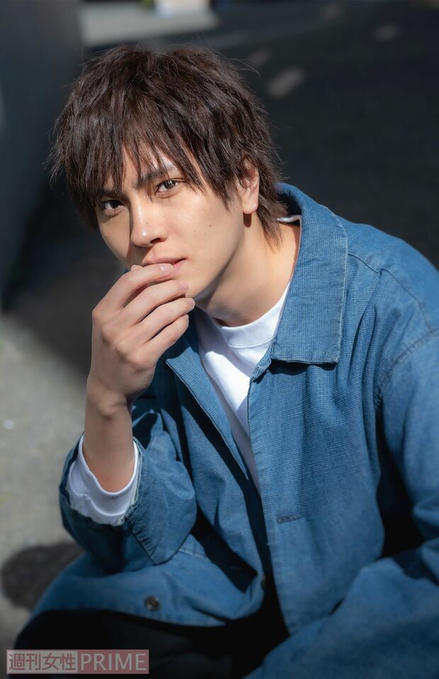 鋭い眼光で風格を感じる財木琢磨（撮影／佐藤靖彦）