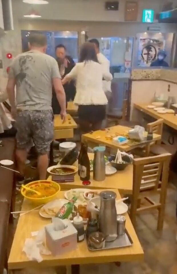 SNSで拡散された、池袋で起きたと思われる“中華料理店”乱闘動画2/3